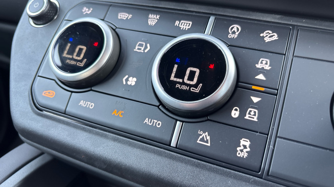 Land Rover Defender 3.0 D350 X-Dynamic HSE 90 3dr Auto Diesel Estate - Image 34